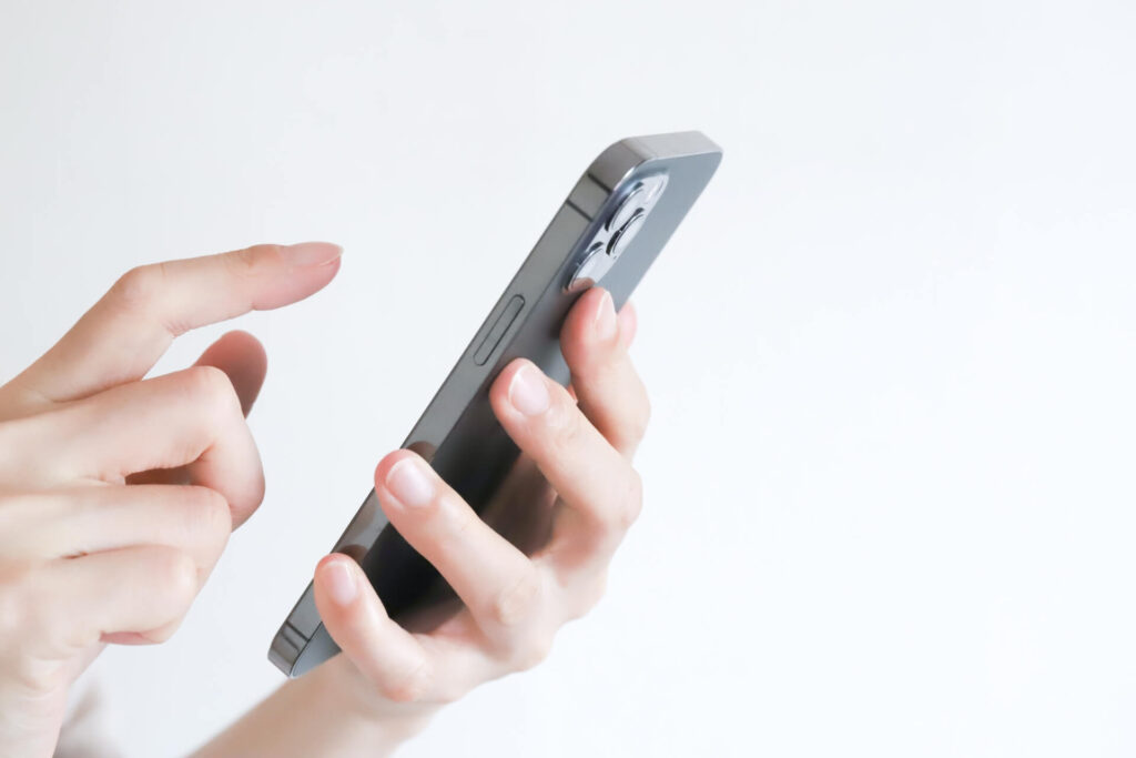 女性がスマートフォンを使ってホシナサトマチの予約をしている